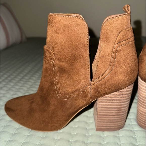 Steve Madden Alyse Bootie Suede upper w a pointy toe, chunky heel. Size 7.5 NWOT - Picture 7 of 10